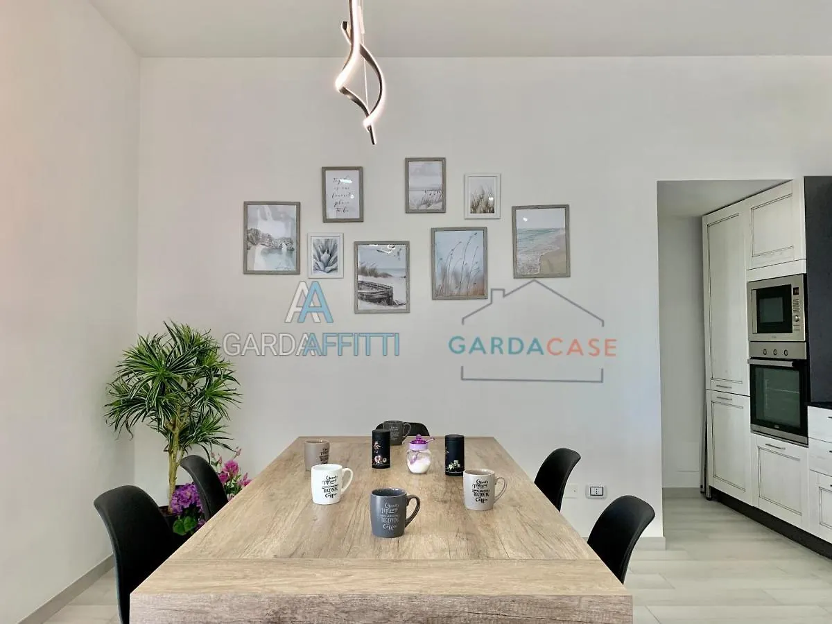 Cristallo Apartment - Accesso Gratuito A Parco Acquatico Desenzano del Garda Italy