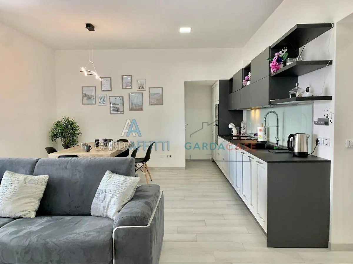 Cristallo Apartment - Accesso Gratuito A Parco Acquatico Desenzano del Garda 0*,  Italy